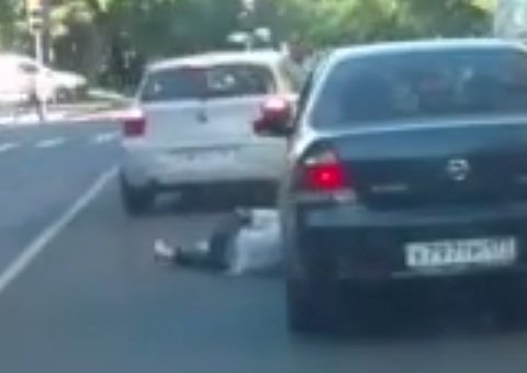 Após discussão, motorista atropela idoso de propósito e foge 