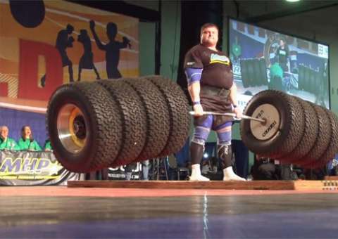 Homem ergue 523 kg e bate recorde mundial de levantamento de peso