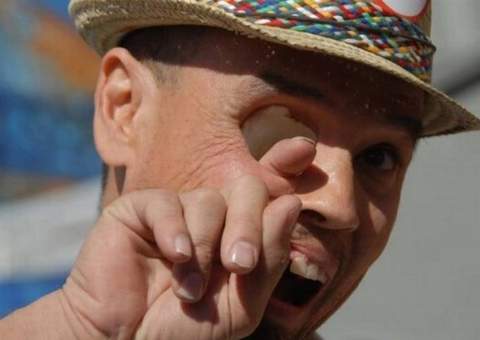 Americano sobrevive a câncer e atua como zumbi em shows em Las Vegas