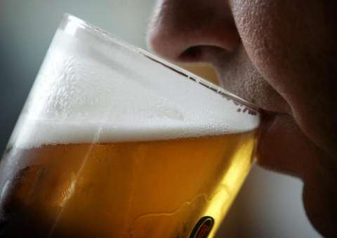 Cerveja é mais eficaz contra a dor do que paracetamol