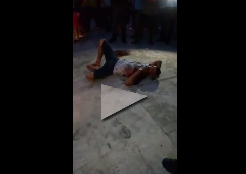 Vídeo mostra acusado de roubar moto na Cachoeirinha agonizando