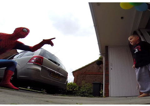 Pai se veste de Homem-Aranha no aniversário do filho com câncer terminal 