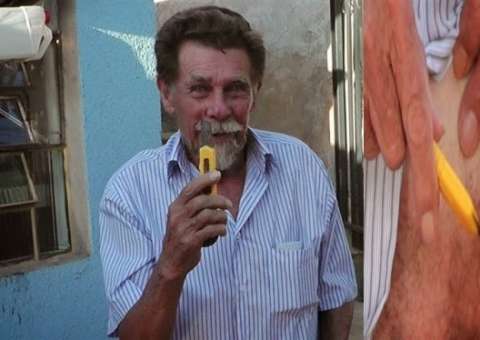 Idoso cansa de esperar por cirurgia do SUS e arranca hérnia com estilete