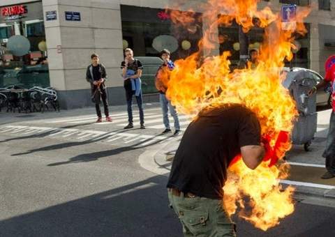 Manifestante põe fogo no próprio corpo e se arrepende tarde demais