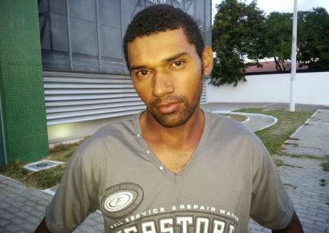 Mulher flagra marido dormindo com a sogra de 70 anos e mete a faca