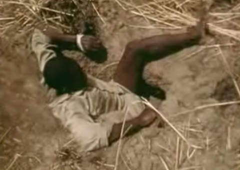 Tribo africana caça cobras com isca humana 