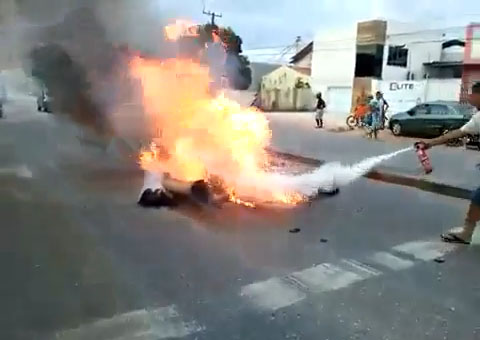 Homem morre carbonizado em moto