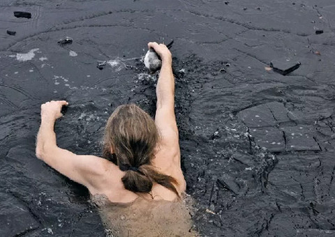 A razão incrível para este homem pular em um lago congelado 