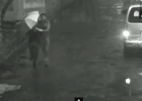 Câmeras flagram homem tentando matar mulher em bueiro