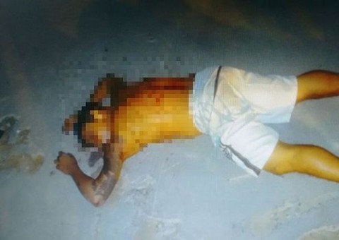 Dupla em moto mata homem com dois tiros