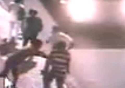    Vídeo de homem sendo empurrado na calçada e atropelado por ônibus é divulgado