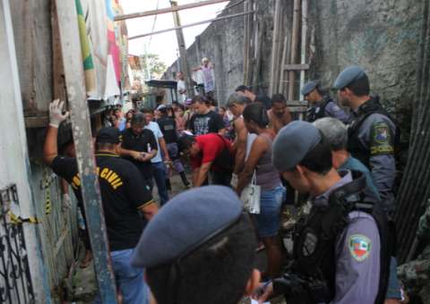 Com ciúmes, namorado mata garota de 20 anos com 4 facadas