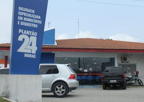 Rapaz de 20 anos é morto com quatro tiros enquanto bebia