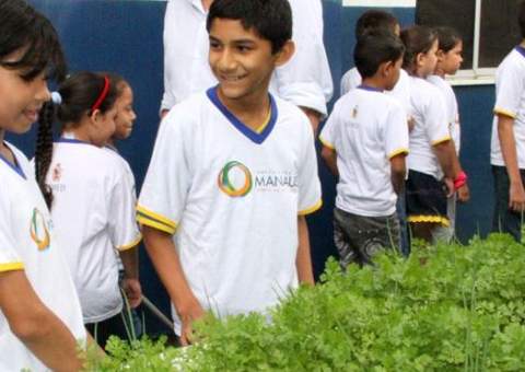 Palestra em escola ensina cuidados com a horta