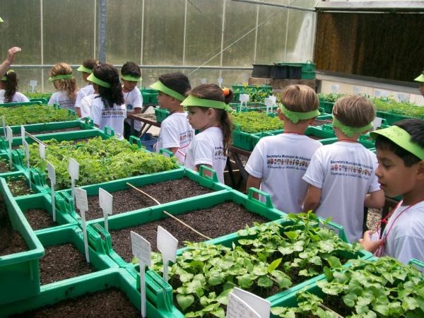 Palestra em escola ensina cuidados com a horta