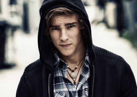 Ator de "Malévola" assume bissexualidade