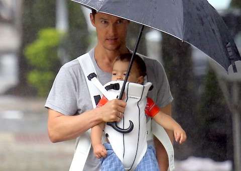 Astro americano Matthew Mcconaughey passeia pelas ruas de BH com o filho caçula