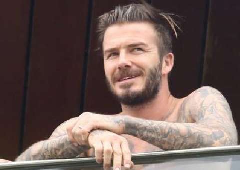  David Beckham chega no Brasil e visita favela, bebe açaí, joga futvôlei...