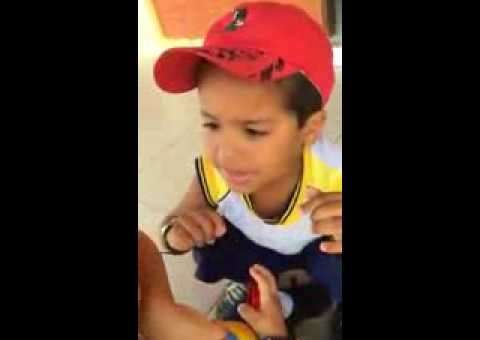 Garotinho acalma irmãozinho na escola