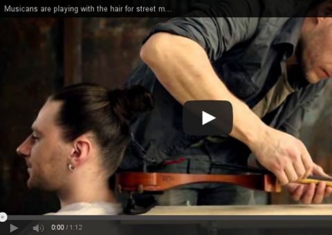 Homem toca violino com cordas feitas de fios de cabelo