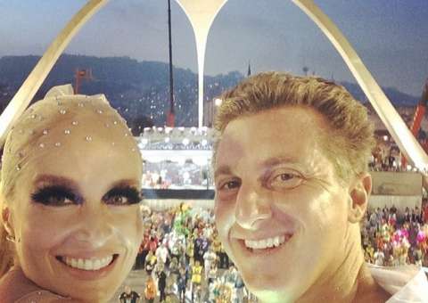 O casal global Angélica e Luciano Huck causam tumulto na Sapucaí