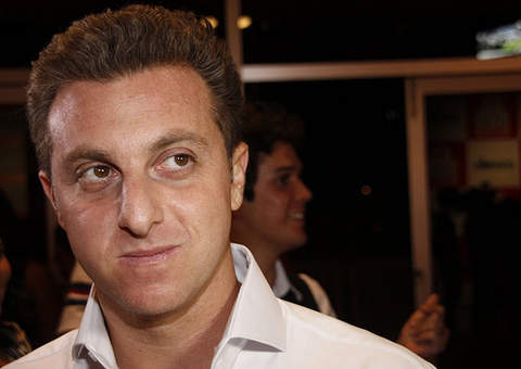 Sem perceber, Luciano Huck mostra bunda em aeroporto com calça rasgada
