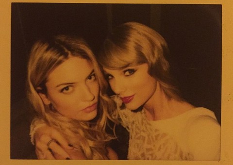 Taylor Swift é flagrada beijando uma modelo da Victoria's Secret