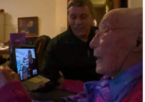 Idosa reclama que Facebook não tem sua idade 