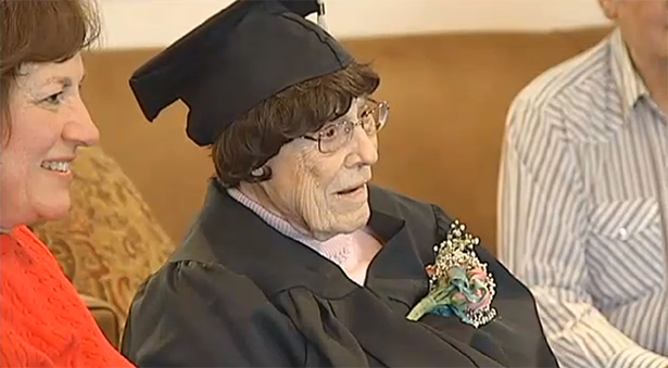 Idosa de 103 anos consegue finalmente concluir o ensino médio