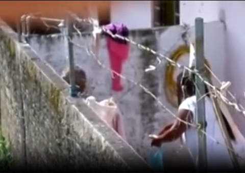 Idosa é espancada pela sobrinha com golpes de vassoura. Turista filmou tudo