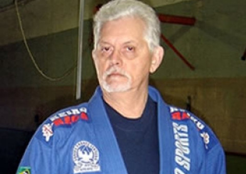 Ladrão tenta roubar idoso e é surpreendido com um mestre das artes marciais 