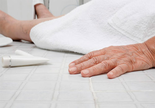 Idosa morre ao escorregar e quebrar o pescoço no banheiro de casa em Manaus