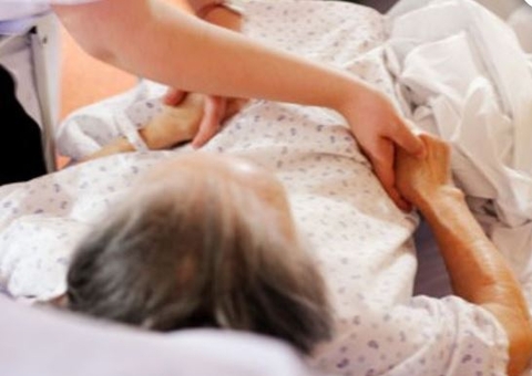 Idosos acamados começam a ser vacinados em Manaus