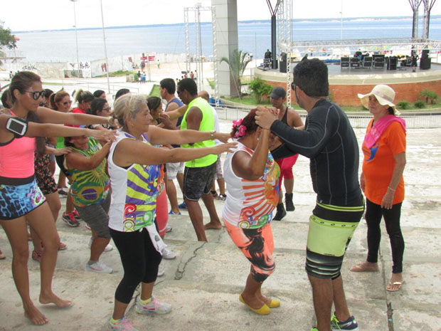 Idosos participam de atividades físicas e lazer na Ponta Negra