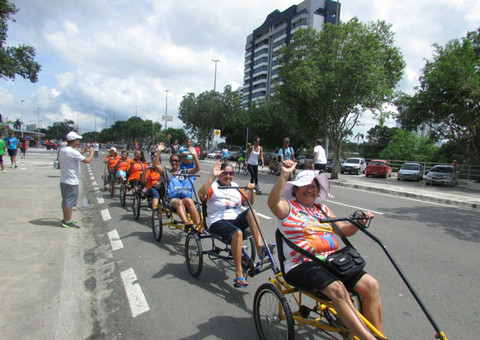 Idosos participam de atividades físicas e lazer na Ponta Negra