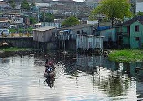 Casas desabam em igarapé do Glória