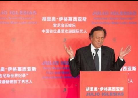 'Não estou na moda, mas sou popular', afirma Julio Iglesias