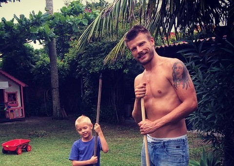   Ê, paizão! Sem camisa, Rodrigo Hilbert aparece limpando o quintal com os filhos