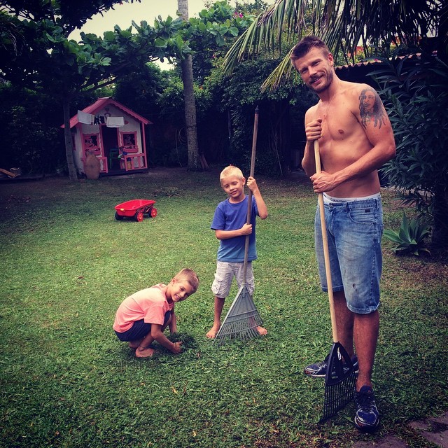   Ê, paizão! Sem camisa, Rodrigo Hilbert aparece limpando o quintal com os filhos