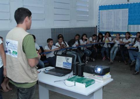 Alunos da zona Leste participam de palestra sobre riscos aviários