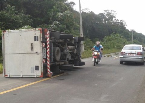 Para desviar mulher barbeira, caminhoneiro tomba caminhão na AM-070