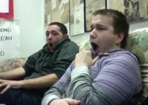 Veja a reação de dois garotos ao assistirem o nascimento de um bebê