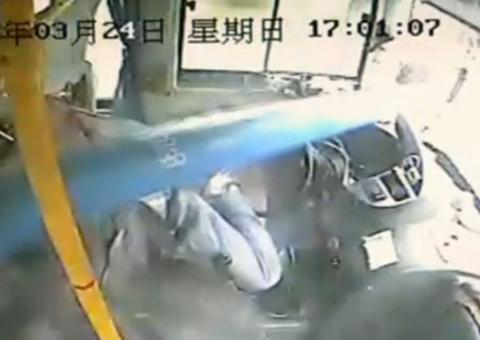 Poste 'invade' ônibus e motorista escapa da morte por pouco