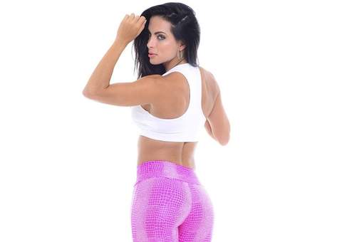 Carla Prata mostra pernões em campanha fitness