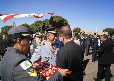 Comandante do CBMAM é condecorado em Brasília