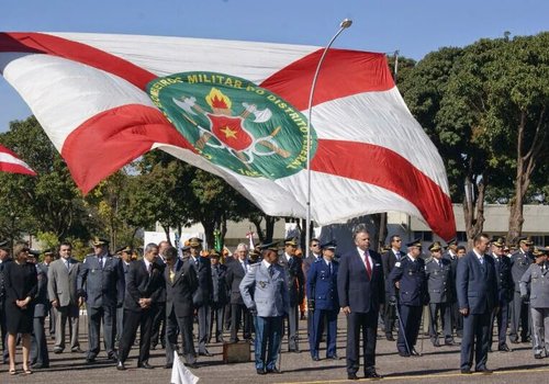 Comandante do CBMAM é condecorado em Brasília