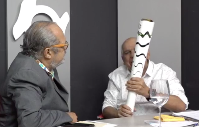 Depois de correr 200 metros, Santos ganhou a tocha olímpica - Foto: Reprodução