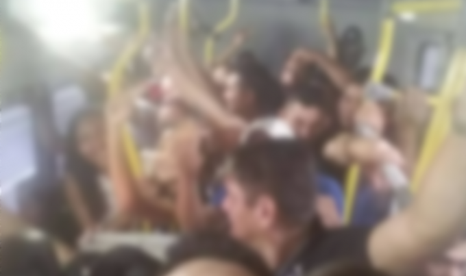 Super lotação no ônibus 640. Foto: Leitor/Portal do Holanda