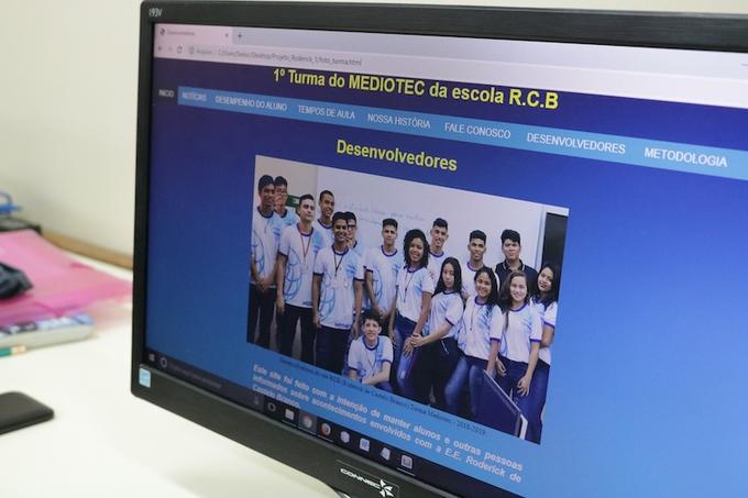 Site tem informações institucionais da escola e é acessado por estudantes e pais, além do próprio pessoal