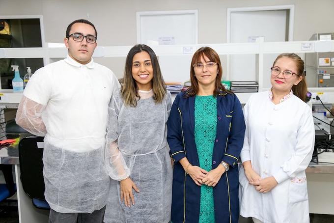 Cristina Motta - de verde - diz que a pesquisa investigou se profissionais do Hemoam estariam carreando bactérias